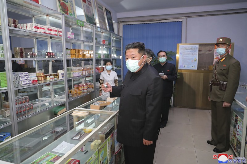 Pemimpin Korea Utara Kim Jong Un mengenakan masker di tengah wabah penyakit virus corona (COVID-19), saat memeriksa apotek di Pyongyang. AP/ Pemimpin Korea Utara Kim Jong Un mengenakan masker di tengah wabah penyakit virus corona (COVID-19), saat memeriksa apotek di Pyongyang. AP/