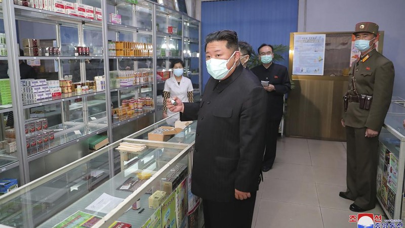 Pemimpin Korea Utara Kim Jong Un mengenakan masker di tengah wabah penyakit virus corona (COVID-19), saat memeriksa apotek di Pyongyang. AP/