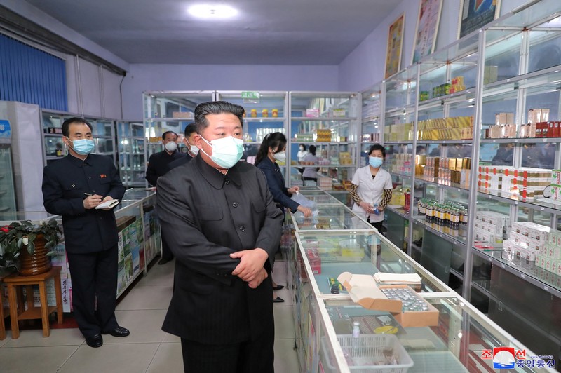 Pemimpin Korea Utara Kim Jong Un mengenakan masker di tengah wabah penyakit virus corona (COVID-19), saat memeriksa apotek di Pyongyang. AP/