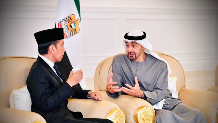Presiden Joko Widodo tiba di Presidential Flight, Bandara Internasional Abu Dhabi dan disambut oleh Presiden Mohammed Bin Zayed (MBZ) untuk menyampaikan dukacita atas wafatnya Yang Mulia Sheikh Khalifa bin Zayed Al Nahyan, Minggu, 15 Mei 2022. (Dok: Biro Pers Sekretariat Presiden) Presiden Joko Widodo tiba di Presidential Flight, Bandara Internasional Abu Dhabi dan disambut oleh Presiden Mohammed Bin Zayed (MBZ) untuk menyampaikan dukacita atas wafatnya Yang Mulia Sheikh Khalifa bin Zayed Al Nahyan, Minggu, 15 Mei 2022. (Dok: Biro Pers Sekretariat Presiden)