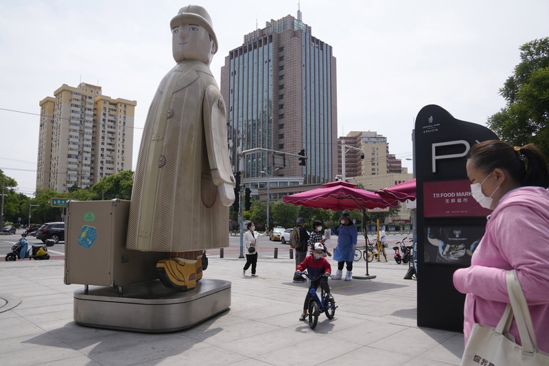 Shanghai secara bertahap akan mulai membuka kembali kegiatan bisnis seperti pusat perbelanjaan dan salon rambut, di pusat keuangan dan manufaktur China tersebut, setelah berminggu-minggu dalam penguncian ketat. (AP/Andy Wong)