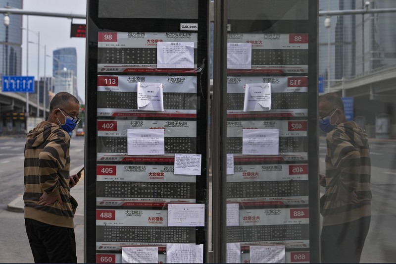 Shanghai secara bertahap akan mulai membuka kembali kegiatan bisnis seperti pusat perbelanjaan dan salon rambut, di pusat keuangan dan manufaktur China tersebut, setelah berminggu-minggu dalam penguncian ketat. (AP/Andy Wong) Shanghai secara bertahap akan mulai membuka kembali kegiatan bisnis seperti pusat perbelanjaan dan salon rambut, di pusat keuangan dan manufaktur China tersebut, setelah berminggu-minggu dalam penguncian ketat. (AP/Andy Wong)