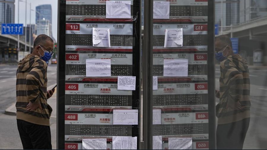 Shanghai secara bertahap akan mulai membuka kembali kegiatan bisnis seperti pusat perbelanjaan dan salon rambut, di pusat keuangan dan manufaktur China tersebut, setelah berminggu-minggu dalam penguncian ketat. (AP/Andy Wong)
