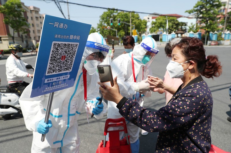 Warga berbelanja sayuran di pasar basah pada 17 Mei 2022 di Shanghai, China. (via Getty Ima/China News Service) Warga berbelanja sayuran di pasar basah pada 17 Mei 2022 di Shanghai, China. (via Getty Ima/China News Service)