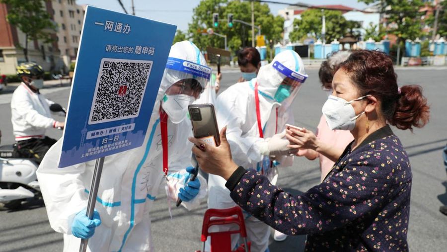 Shanghai secara bertahap akan mulai membuka kembali kegiatan bisnis seperti pusat perbelanjaan dan salon rambut, di pusat keuangan dan manufaktur China tersebut, setelah berminggu-minggu dalam penguncian ketat. (REUTERS/TINGSHU WANG)