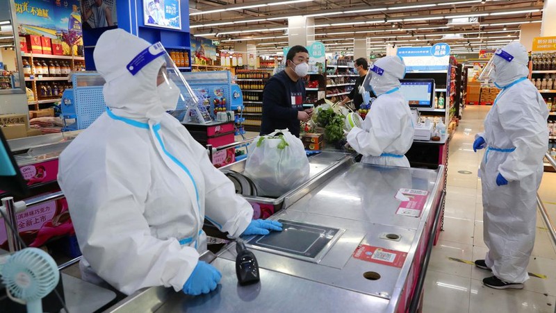 Warga berbelanja sayuran di pasar basah pada 17 Mei 2022 di Shanghai, China. (via Getty Ima/China News Service)