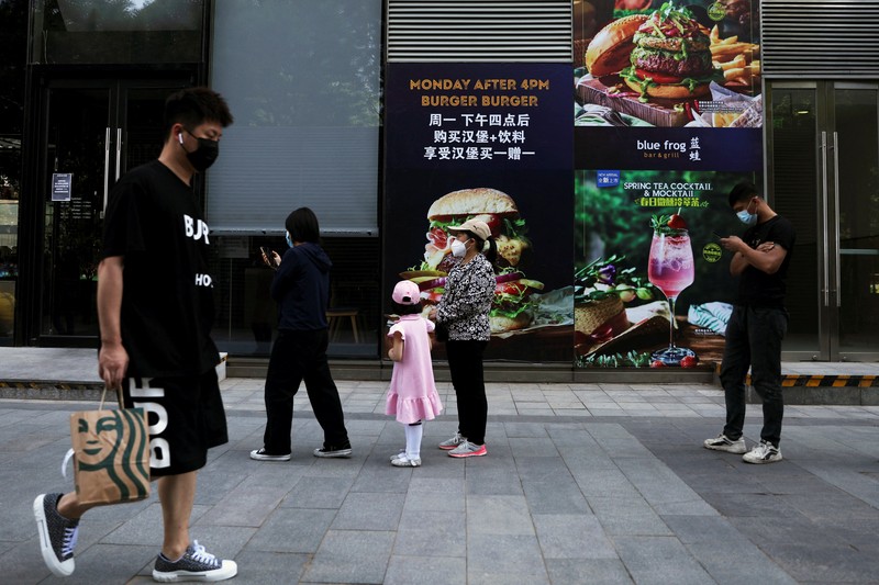 Shanghai secara bertahap akan mulai membuka kembali kegiatan bisnis seperti pusat perbelanjaan dan salon rambut, di pusat keuangan dan manufaktur China tersebut, setelah berminggu-minggu dalam penguncian ketat. (AP/Andy Wong)