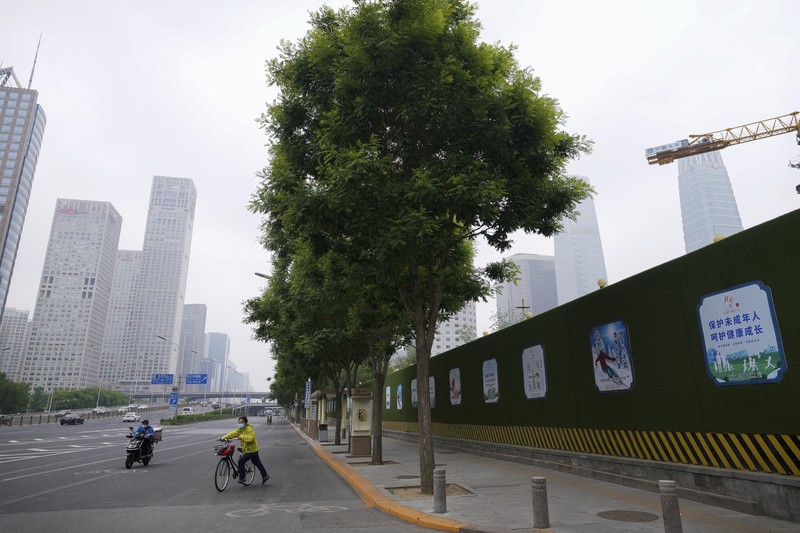 Shanghai secara bertahap akan mulai membuka kembali kegiatan bisnis seperti pusat perbelanjaan dan salon rambut, di pusat keuangan dan manufaktur China tersebut, setelah berminggu-minggu dalam penguncian ketat. (AP/Andy Wong) Shanghai secara bertahap akan mulai membuka kembali kegiatan bisnis seperti pusat perbelanjaan dan salon rambut, di pusat keuangan dan manufaktur China tersebut, setelah berminggu-minggu dalam penguncian ketat. (AP/Andy Wong)