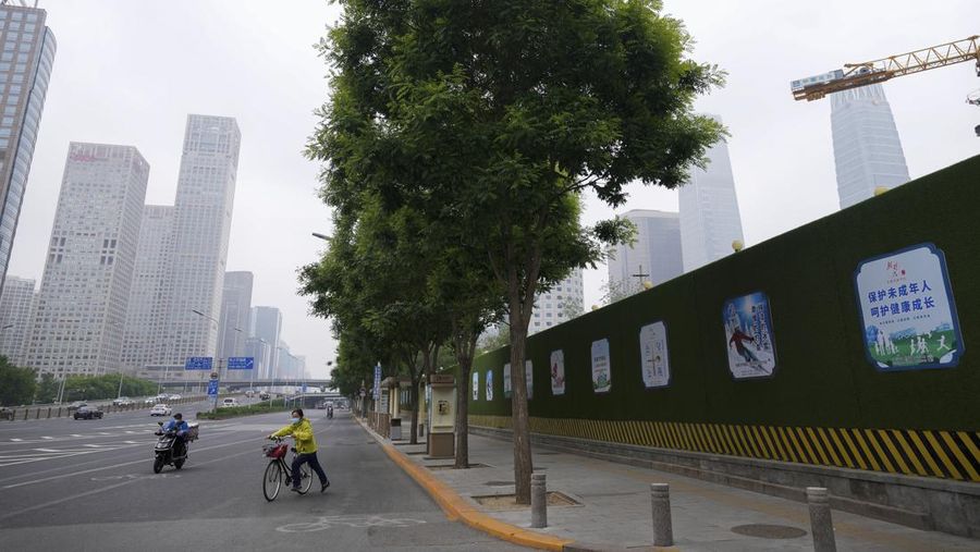 Shanghai secara bertahap akan mulai membuka kembali kegiatan bisnis seperti pusat perbelanjaan dan salon rambut, di pusat keuangan dan manufaktur China tersebut, setelah berminggu-minggu dalam penguncian ketat. (AP/Andy Wong)