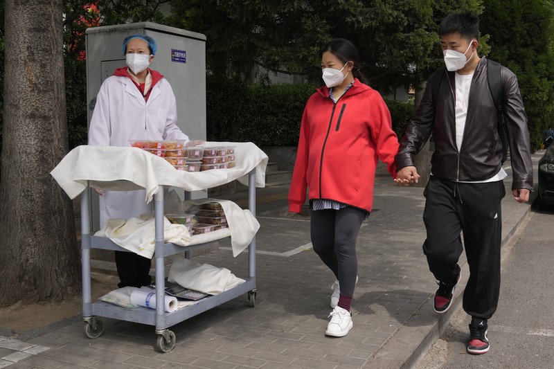 Shanghai secara bertahap akan mulai membuka kembali kegiatan bisnis seperti pusat perbelanjaan dan salon rambut, di pusat keuangan dan manufaktur China tersebut, setelah berminggu-minggu dalam penguncian ketat. (AP/Andy Wong)