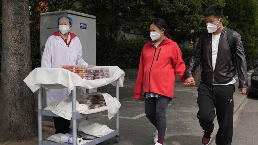 Shanghai secara bertahap akan mulai membuka kembali kegiatan bisnis seperti pusat perbelanjaan dan salon rambut, di pusat keuangan dan manufaktur China tersebut, setelah berminggu-minggu dalam penguncian ketat. (AP/Andy Wong)