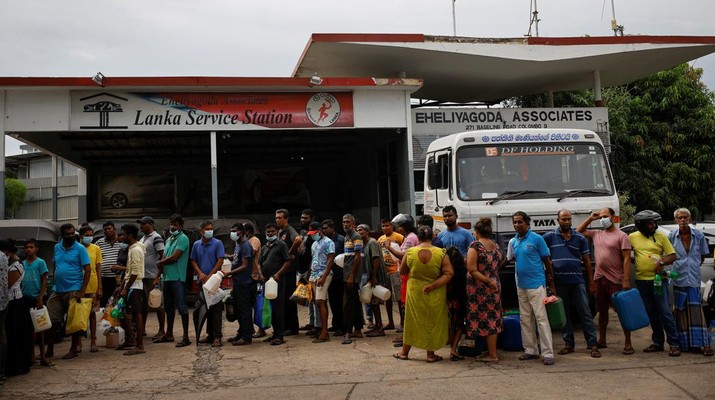 Antrean panjang di tempat pengisian bahan bakar di Sri Lanka terlihat mengular sangat panjang. Di Ibu Kota Sri Lanka, Kolombo antrean tersebut tak dapat terhindarkan lagi. Untuk bisa mengisi BBM, pengendara di Sri Lanka harus menunggu lebih dari enam jam. (REUTERS/ADNAN ABIDI)