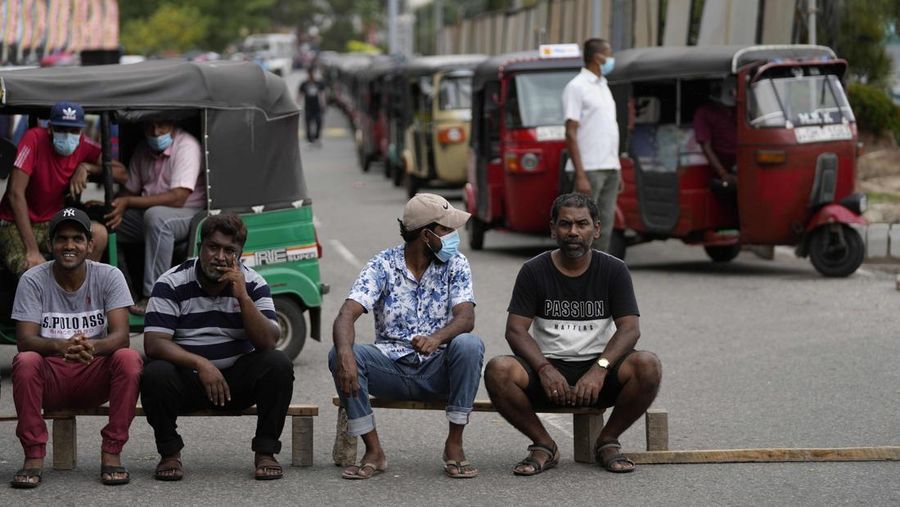 Antrean panjang di tempat pengisian bahan bakar di Sri Lanka terlihat mengular sangat panjang. Di Ibu Kota Sri Lanka, Kolombo antrean tersebut tak dapat terhindarkan lagi. Untuk bisa mengisi BBM, pengendara di Sri Lanka harus menunggu lebih dari enam jam. (AP/Eranga Jayawardena)