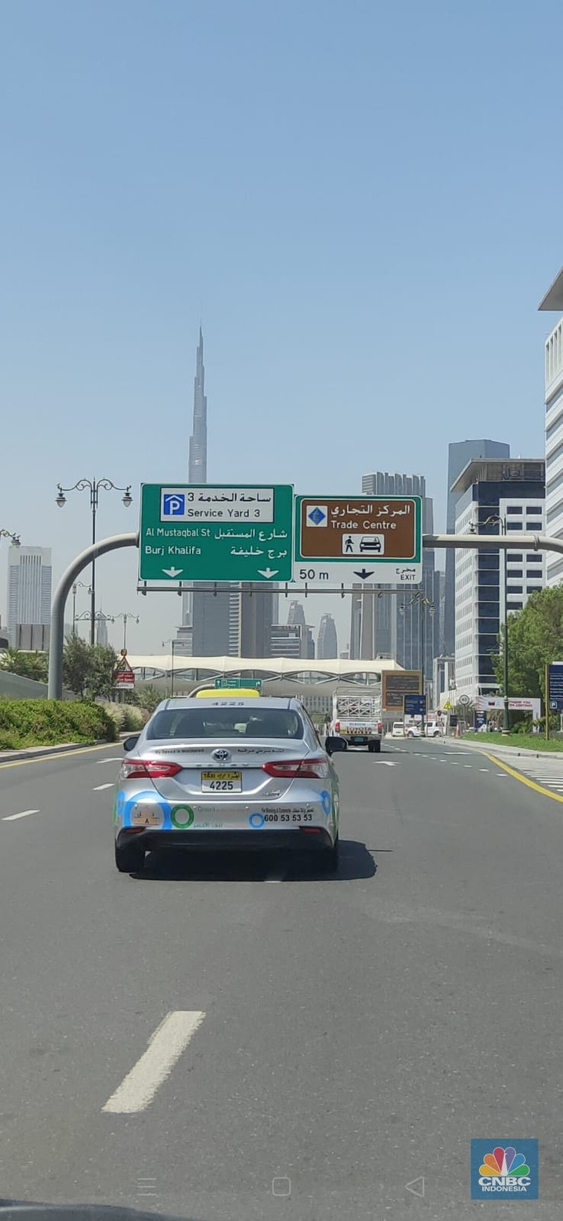 Dubai, Uni Emirat Arab (UEA) bukan hanya pusat keuangan tapi juga pusat kemewahan dunia. Bahkan di jalanan, mobil Camry yang biasanya menjadi kendaraan kalangan elit Indonesia, bisa disulap menjadi taksi untuk penumpang. (CNBC Indonesia/Sefti Oktarianisa) Dubai, Uni Emirat Arab (UEA) bukan hanya pusat keuangan tapi juga pusat kemewahan dunia. Bahkan di jalanan, mobil Camry yang biasanya menjadi kendaraan kalangan elit Indonesia, bisa disulap menjadi taksi untuk penumpang. (CNBC Indonesia/Sefti Oktarianisa)