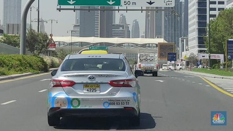 Dubai, Uni Emirat Arab (UEA) bukan hanya pusat keuangan tapi juga pusat kemewahan dunia. Bahkan di jalanan, mobil Camry yang biasanya menjadi kendaraan kalangan elit Indonesia, bisa disulap menjadi taksi untuk penumpang. (CNBC Indonesia/Sefti Oktarianisa)