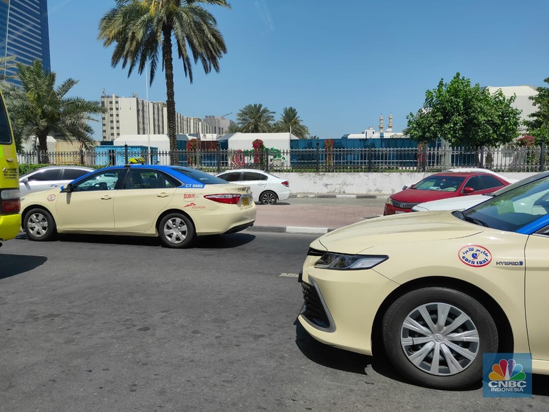 Dubai, Uni Emirat Arab (UEA) bukan hanya pusat keuangan tapi juga pusat kemewahan dunia. Bahkan di jalanan, mobil Camry yang biasanya menjadi kendaraan kalangan elit Indonesia, bisa disulap menjadi taksi untuk penumpang. (CNBC Indonesia/Sefti Oktarianisa) Dubai, Uni Emirat Arab (UEA) bukan hanya pusat keuangan tapi juga pusat kemewahan dunia. Bahkan di jalanan, mobil Camry yang biasanya menjadi kendaraan kalangan elit Indonesia, bisa disulap menjadi taksi untuk penumpang. (CNBC Indonesia/Sefti Oktarianisa)