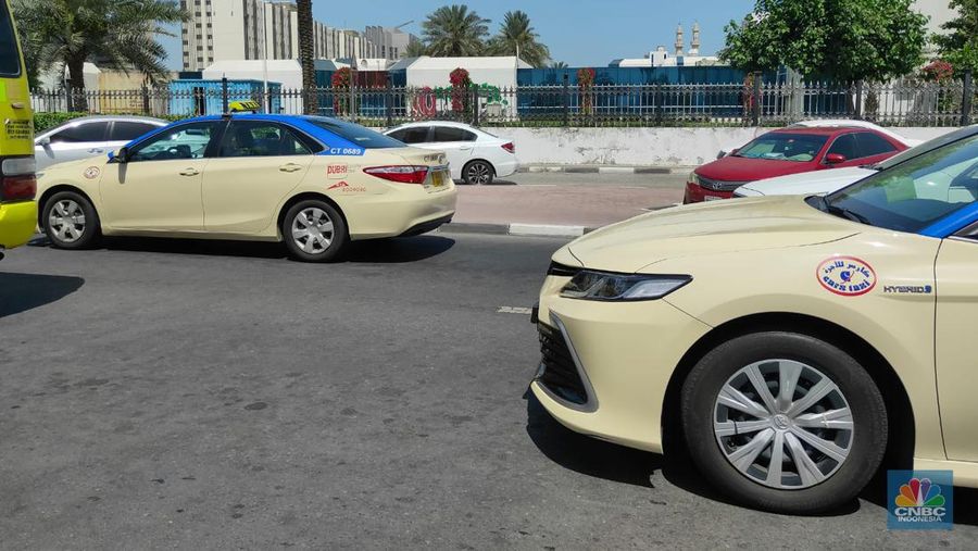 Dubai, Uni Emirat Arab (UEA) bukan hanya pusat keuangan tapi juga pusat kemewahan dunia. Bahkan di jalanan, mobil Camry yang biasanya menjadi kendaraan kalangan elit Indonesia, bisa disulap menjadi taksi untuk penumpang. (CNBC Indonesia/Sefti Oktarianisa)