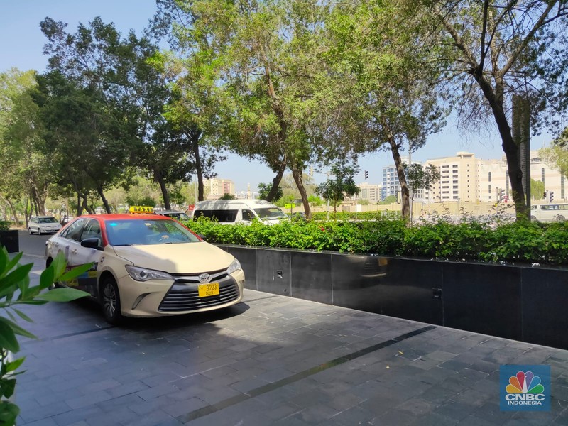 Dubai, Uni Emirat Arab (UEA) bukan hanya pusat keuangan tapi juga pusat kemewahan dunia. Bahkan di jalanan, mobil Camry yang biasanya menjadi kendaraan kalangan elit Indonesia, bisa disulap menjadi taksi untuk penumpang. (CNBC Indonesia/Sefti Oktarianisa) Dubai, Uni Emirat Arab (UEA) bukan hanya pusat keuangan tapi juga pusat kemewahan dunia. Bahkan di jalanan, mobil Camry yang biasanya menjadi kendaraan kalangan elit Indonesia, bisa disulap menjadi taksi untuk penumpang. (CNBC Indonesia/Sefti Oktarianisa)