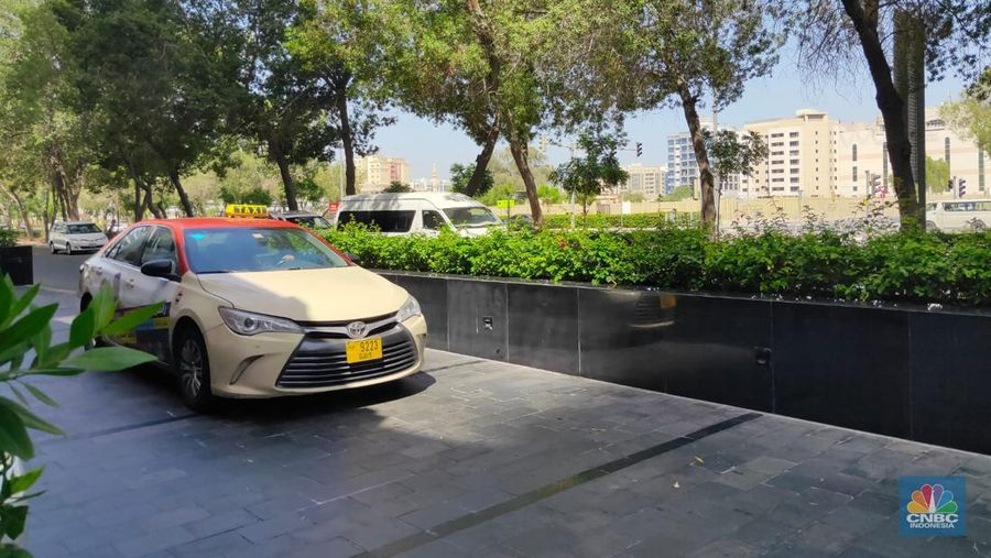 Dubai, Uni Emirat Arab (UEA) bukan hanya pusat keuangan tapi juga pusat kemewahan dunia. Bahkan di jalanan, mobil Camry yang biasanya menjadi kendaraan kalangan elit Indonesia, bisa disulap menjadi taksi untuk penumpang. (CNBC Indonesia/Sefti Oktarianisa)