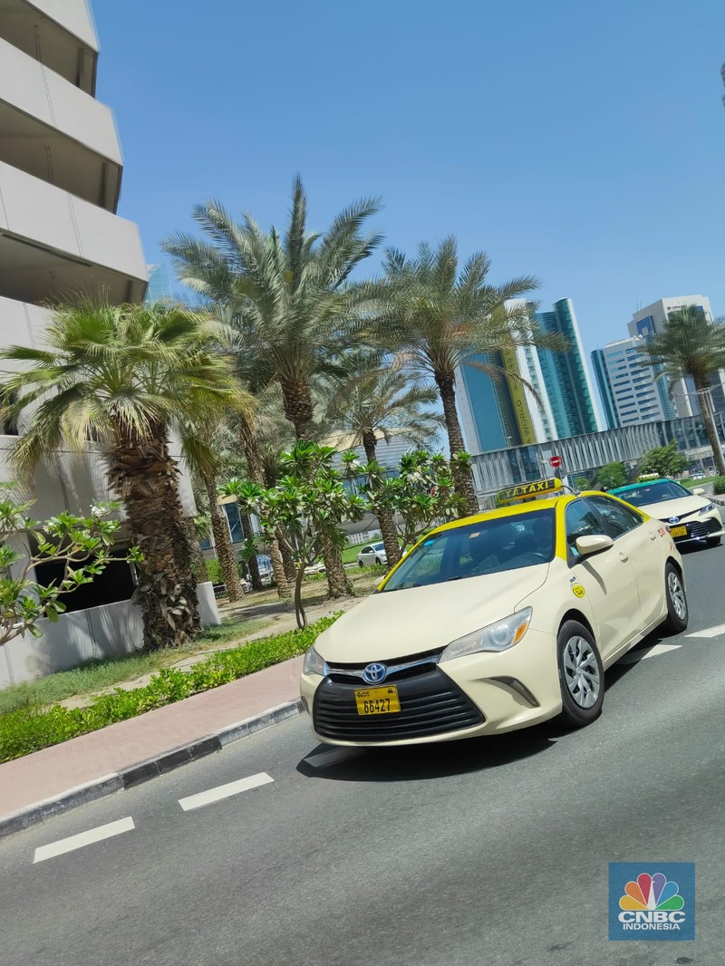 Dubai, Uni Emirat Arab (UEA) bukan hanya pusat keuangan tapi juga pusat kemewahan dunia. Bahkan di jalanan, mobil Camry yang biasanya menjadi kendaraan kalangan elit Indonesia, bisa disulap menjadi taksi untuk penumpang. (CNBC Indonesia/Sefti Oktarianisa) Dubai, Uni Emirat Arab (UEA) bukan hanya pusat keuangan tapi juga pusat kemewahan dunia. Bahkan di jalanan, mobil Camry yang biasanya menjadi kendaraan kalangan elit Indonesia, bisa disulap menjadi taksi untuk penumpang. (CNBC Indonesia/Sefti Oktarianisa)