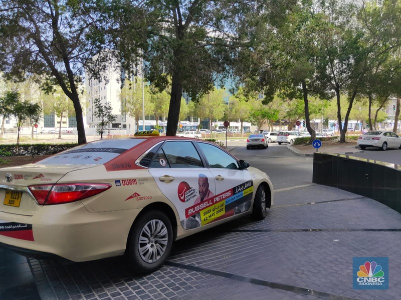 Dubai, Uni Emirat Arab (UEA) bukan hanya pusat keuangan tapi juga pusat kemewahan dunia. Bahkan di jalanan, mobil Camry yang biasanya menjadi kendaraan kalangan elit Indonesia, bisa disulap menjadi taksi untuk penumpang. (CNBC Indonesia/Sefti Oktarianisa) Dubai, Uni Emirat Arab (UEA) bukan hanya pusat keuangan tapi juga pusat kemewahan dunia. Bahkan di jalanan, mobil Camry yang biasanya menjadi kendaraan kalangan elit Indonesia, bisa disulap menjadi taksi untuk penumpang. (CNBC Indonesia/Sefti Oktarianisa)