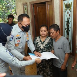 Jasa Raharja Beri Santunan Korban Kecelakaan di Karawang
