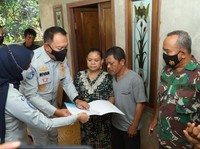 Jasa Raharja Beri Santunan Korban Kecelakaan di Karawang