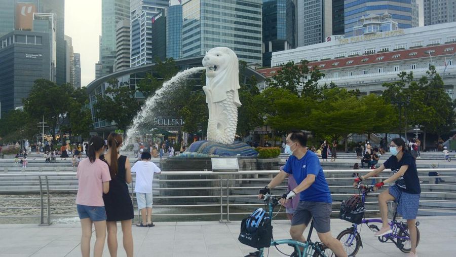 Patung Merlion, objek wisata populer di Singapura. (AP/Annabelle Liang)