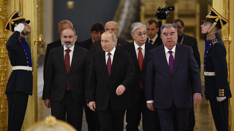 Perdana Menteri Armenia Nikol Pashinyan, Presiden Belarusia Alexander Lukashenko, Presiden Rusia Vladimir Putin, Presiden Kirgistan Sadyr Japarov, Presiden Kazakhstan Kassym-Jomart Tokayev dan Presiden Tajikistan Emomali Rakhmon memasuki aula sebelum pertemuan para pemimpin Organisasi Perjanjian Keamanan Kolektif (CSTO) ) negara-negara anggota di Kremlin di Moskow, Rusia, Senin, 16 Mei 2022. (Alexander Nemenov/Pool Photo via AP)