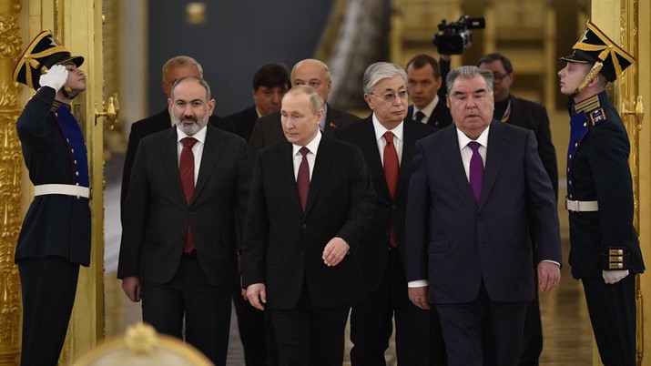 Perdana Menteri Armenia Nikol Pashinyan, Presiden Belarusia Alexander Lukashenko, Presiden Rusia Vladimir Putin, Presiden Kirgistan Sadyr Japarov, Presiden Kazakhstan Kassym-Jomart Tokayev dan Presiden Tajikistan Emomali Rakhmon memasuki aula sebelum pertemuan para pemimpin Organisasi Perjanjian Keamanan Kolektif (CSTO) ) negara-negara anggota di Kremlin di Moskow, Rusia, Senin, 16 Mei 2022. (Alexander Nemenov/Pool Photo via AP)