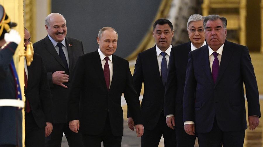 Perdana Menteri Armenia Nikol Pashinyan, Presiden Belarusia Alexander Lukashenko, Presiden Rusia Vladimir Putin, Presiden Kirgistan Sadyr Japarov, Presiden Kazakhstan Kassym-Jomart Tokayev dan Presiden Tajikistan Emomali Rakhmon memasuki aula sebelum pertemuan para pemimpin Organisasi Perjanjian Keamanan Kolektif (CSTO) ) negara-negara anggota di Kremlin di Moskow, Rusia, Senin, 16 Mei 2022. (Alexander Nemenov/Pool Photo via AP)