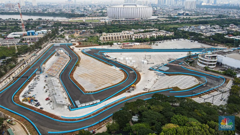 Suasana pembangunan Sirkuit Jakarta International E-Prix Circuit (JIEC) di kawasan Taman Impian Jaya Ancol, Jakarta, Selasa (17/5/2022). Sirkuit Internasional Formula E Jakarta ini memiliki bentuk seperti kuda lumping dengan panjang lintasannya 2,4 kilometer, lebarnya 12 meter, dan jumlah tikungannya 18. (CNBC Indonesia/ Andrean Kristianto)