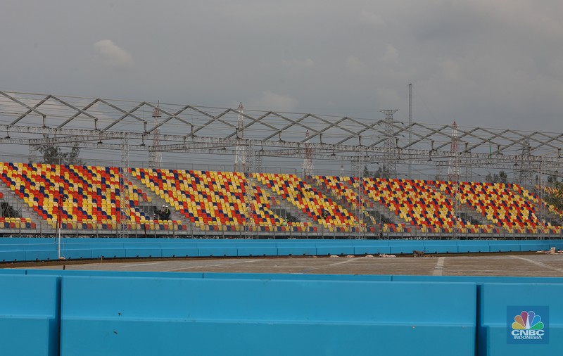 Suasana pembangunan Sirkuit Jakarta International E-Prix Circuit (JIEC) di kawasan Taman Impian Jaya Ancol, Jakarta, Selasa (17/5/2022). Sirkuit Internasional Formula E Jakarta ini memiliki bentuk seperti kuda lumping dengan panjang lintasannya 2,4 kilometer, lebarnya 12 meter, dan jumlah tikungannya 18. (CNBC Indonesia/ Andrean Kristianto)
