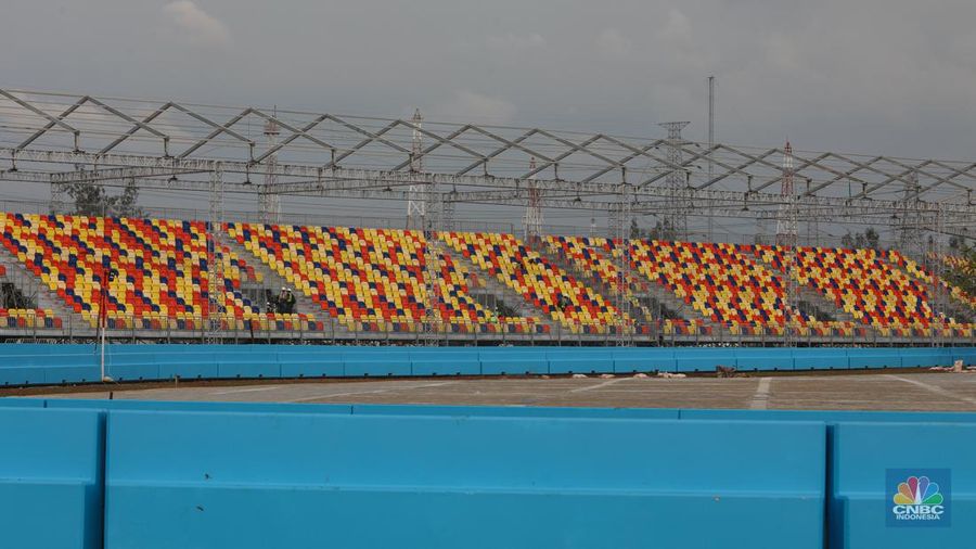 Suasana pembangunan Sirkuit Jakarta International E-Prix Circuit (JIEC) di kawasan Taman Impian Jaya Ancol, Jakarta, Selasa (17/5/2022). Sirkuit Internasional Formula E Jakarta ini memiliki bentuk seperti kuda lumping dengan panjang lintasannya 2,4 kilometer, lebarnya 12 meter, dan jumlah tikungannya 18. (CNBC Indonesia/ Andrean Kristianto)
