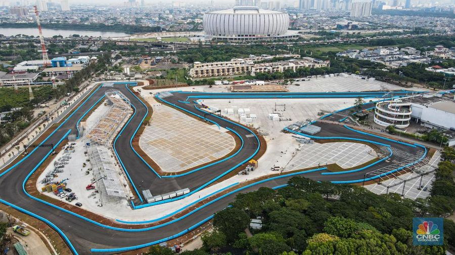 Suasana pembangunan Sirkuit Jakarta International E-Prix Circuit (JIEC) di kawasan Taman Impian Jaya Ancol, Jakarta, Selasa (17/5/2022). Sirkuit Internasional Formula E Jakarta ini memiliki bentuk seperti kuda lumping dengan panjang lintasannya 2,4 kilometer, lebarnya 12 meter, dan jumlah tikungannya 18. (CNBC Indonesia/ Andrean Kristianto)