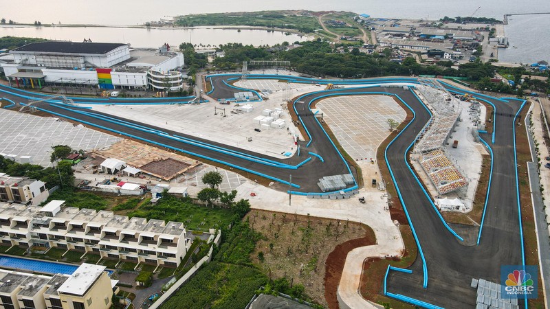 Suasana pembangunan Sirkuit Jakarta International E-Prix Circuit (JIEC) di kawasan Taman Impian Jaya Ancol, Jakarta, Selasa (17/5/2022). Sirkuit Internasional Formula E Jakarta ini memiliki bentuk seperti kuda lumping dengan panjang lintasannya 2,4 kilometer, lebarnya 12 meter, dan jumlah tikungannya 18. (CNBC Indonesia/ Andrean Kristianto)
