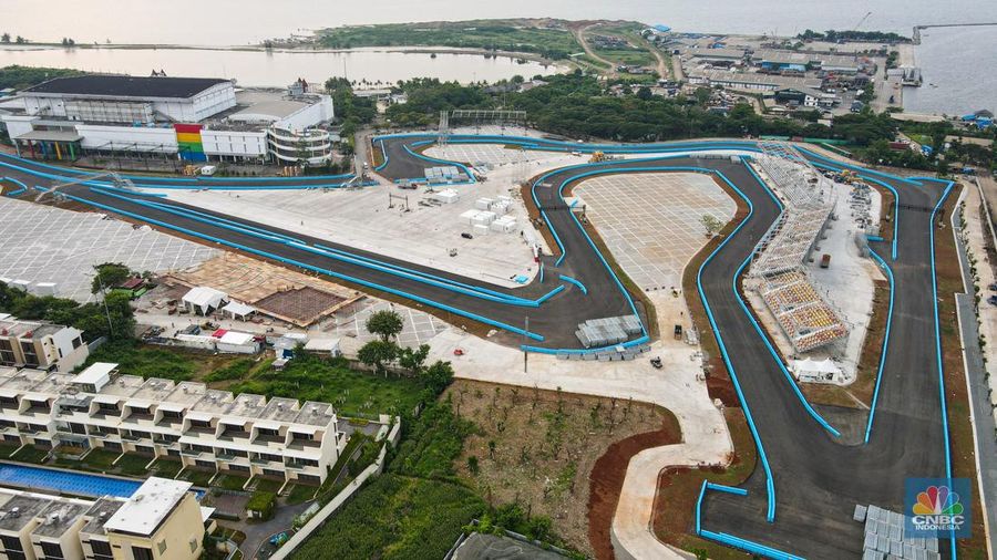Suasana pembangunan Sirkuit Jakarta International E-Prix Circuit (JIEC) di kawasan Taman Impian Jaya Ancol, Jakarta, Selasa (17/5/2022). Sirkuit Internasional Formula E Jakarta ini memiliki bentuk seperti kuda lumping dengan panjang lintasannya 2,4 kilometer, lebarnya 12 meter, dan jumlah tikungannya 18. (CNBC Indonesia/ Andrean Kristianto)