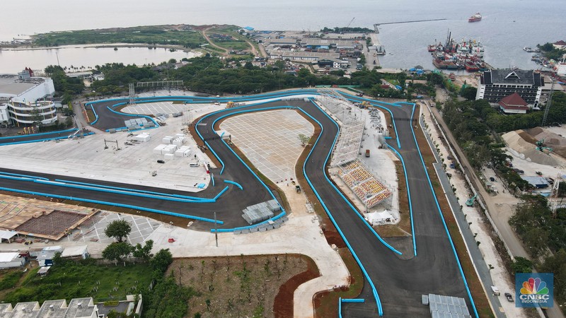 Proyek Sirkuit Jakarta International E-Prix Circuit (Formula E) Suasana pembangunan Sirkuit Jakarta International E-Prix Circuit (JIEC) di kawasan Taman Impian Jaya Ancol, Jakarta, Selasa (17/5/2022). Sirkuit Internasional Formula E Jakarta ini memiliki bentuk seperti kuda lumping dengan panjang lintasannya 2,4 kilometer, lebarnya 12 meter, dan jumlah tikungannya 18. (CNBC Indonesia/ Andrean Kristianto)