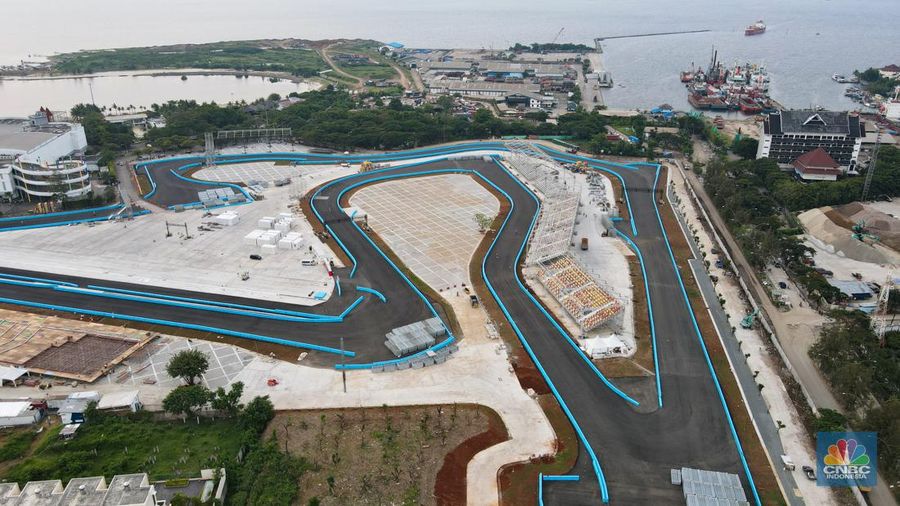 Foto udara progres pembangunan Sirkuit Jakarta International E-Prix Circuit (JIEC) di kawasan Taman Impian Jaya Ancol, Jakarta, Selasa (17/5/2022). Sirkuit Internasional Formula E Jakarta ini memiliki bentuk seperti kuda lumping dengan panjang lintasannya 2,4 kilometer, lebarnya 12 meter, dan jumlah tikungannya 18. (CNBC Indonesia/ Andrean Kristianto)