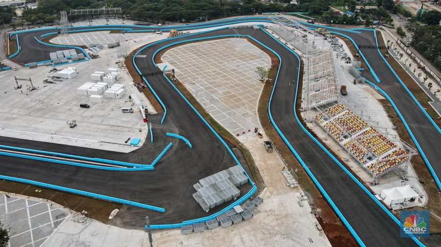 Suasana pembangunan Sirkuit Jakarta International E-Prix Circuit (JIEC) di kawasan Taman Impian Jaya Ancol, Jakarta, Selasa (17/5/2022). Sirkuit Internasional Formula E Jakarta ini memiliki bentuk seperti kuda lumping dengan panjang lintasannya 2,4 kilometer, lebarnya 12 meter, dan jumlah tikungannya 18. (CNBC Indonesia/ Andrean Kristianto)