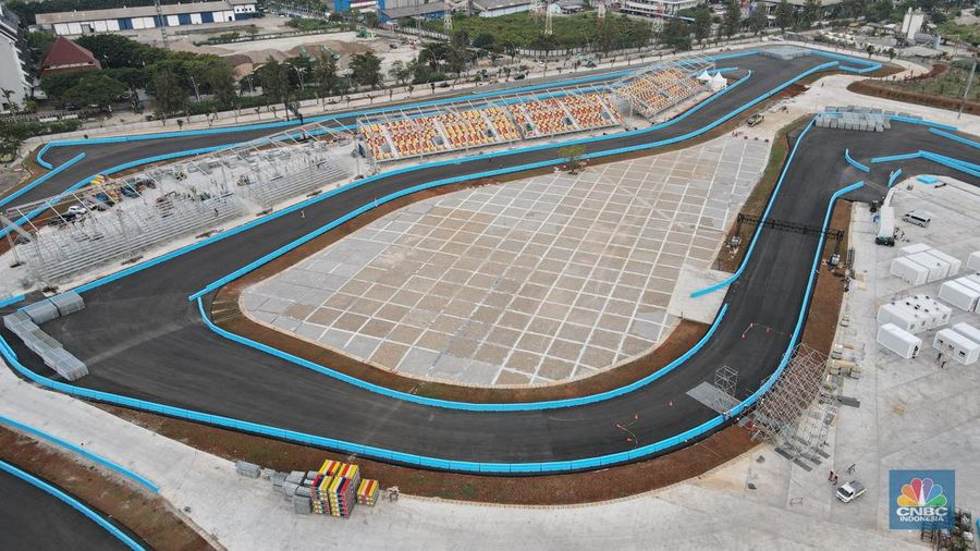 Suasana pembangunan Sirkuit Jakarta International E-Prix Circuit (JIEC) di kawasan Taman Impian Jaya Ancol, Jakarta, Selasa (17/5/2022). Sirkuit Internasional Formula E Jakarta ini memiliki bentuk seperti kuda lumping dengan panjang lintasannya 2,4 kilometer, lebarnya 12 meter, dan jumlah tikungannya 18. (CNBC Indonesia/ Andrean Kristianto)