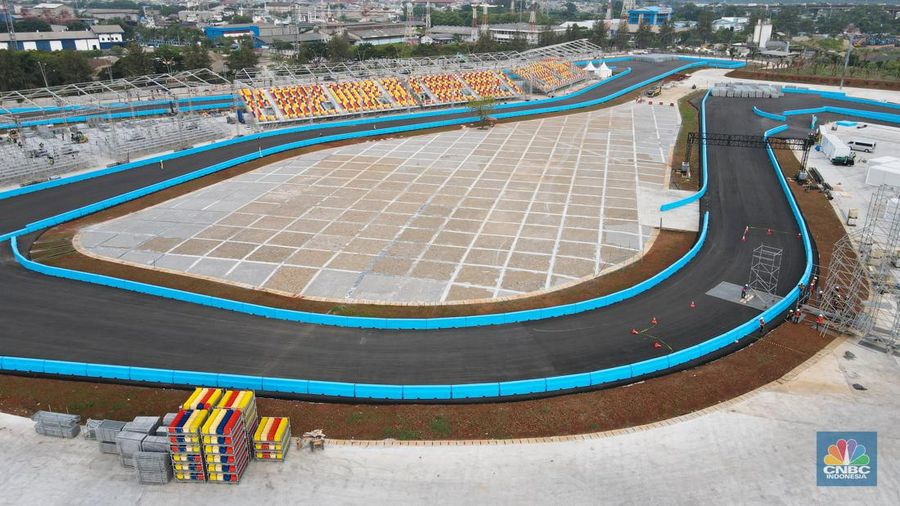 Suasana pembangunan Sirkuit Jakarta International E-Prix Circuit (JIEC) di kawasan Taman Impian Jaya Ancol, Jakarta, Selasa (17/5/2022). Sirkuit Internasional Formula E Jakarta ini memiliki bentuk seperti kuda lumping dengan panjang lintasannya 2,4 kilometer, lebarnya 12 meter, dan jumlah tikungannya 18. (CNBC Indonesia/ Andrean Kristianto)