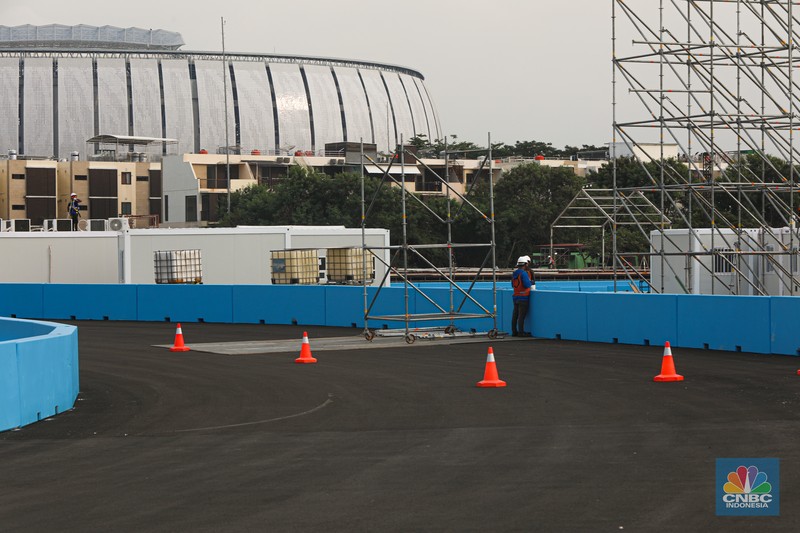 Suasana pembangunan Sirkuit Jakarta International E-Prix Circuit (JIEC) di kawasan Taman Impian Jaya Ancol, Jakarta, Selasa (17/5/2022). Sirkuit Internasional Formula E Jakarta ini memiliki bentuk seperti kuda lumping dengan panjang lintasannya 2,4 kilometer, lebarnya 12 meter, dan jumlah tikungannya 18. (CNBC Indonesia/ Andrean Kristianto)