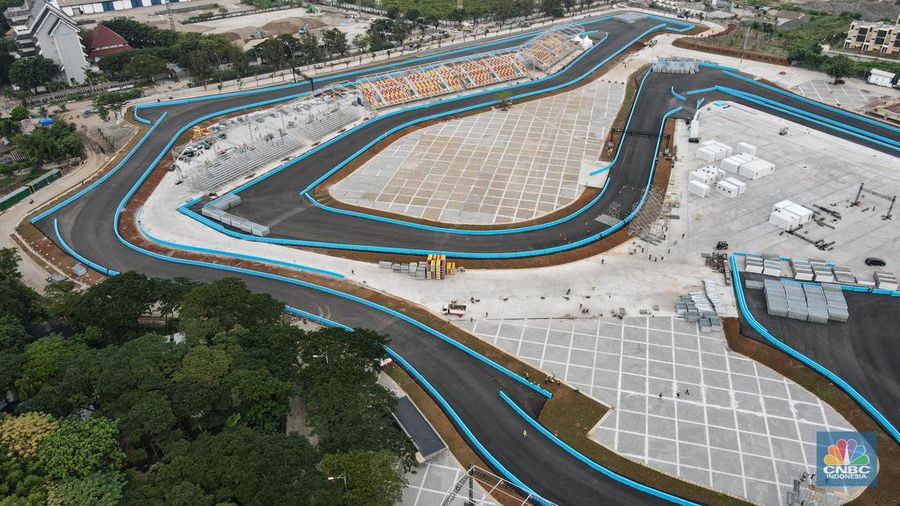 Suasana pembangunan Sirkuit Jakarta International E-Prix Circuit (JIEC) di kawasan Taman Impian Jaya Ancol, Jakarta, Selasa (17/5/2022). Sirkuit Internasional Formula E Jakarta ini memiliki bentuk seperti kuda lumping dengan panjang lintasannya 2,4 kilometer, lebarnya 12 meter, dan jumlah tikungannya 18. (CNBC Indonesia/ Andrean Kristianto)