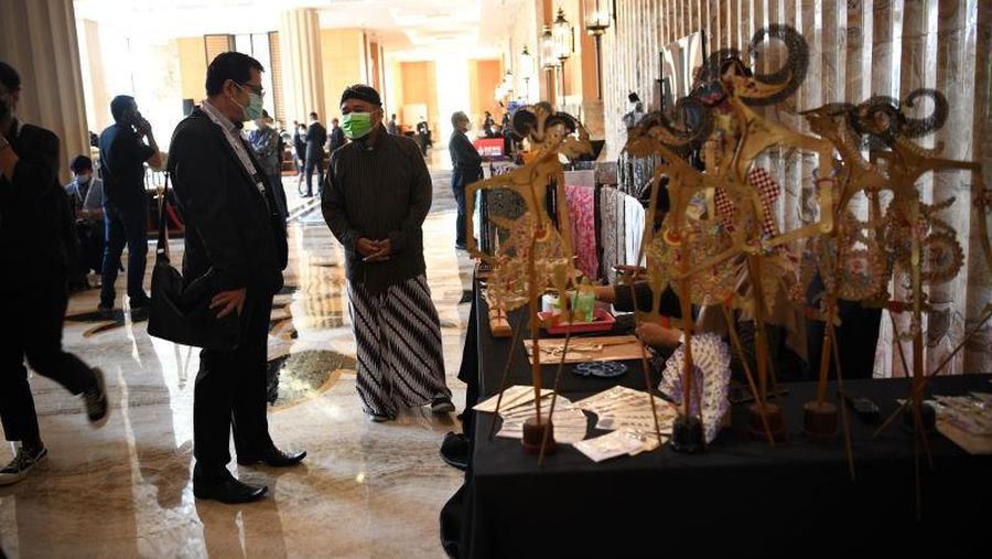 Suguhan proses pembuatan wayang kulit di lokasi penyelenggaraan sidang di Hotel Tentrem, Kota Yogyakarta, Selasa (17/5/2022). Ist