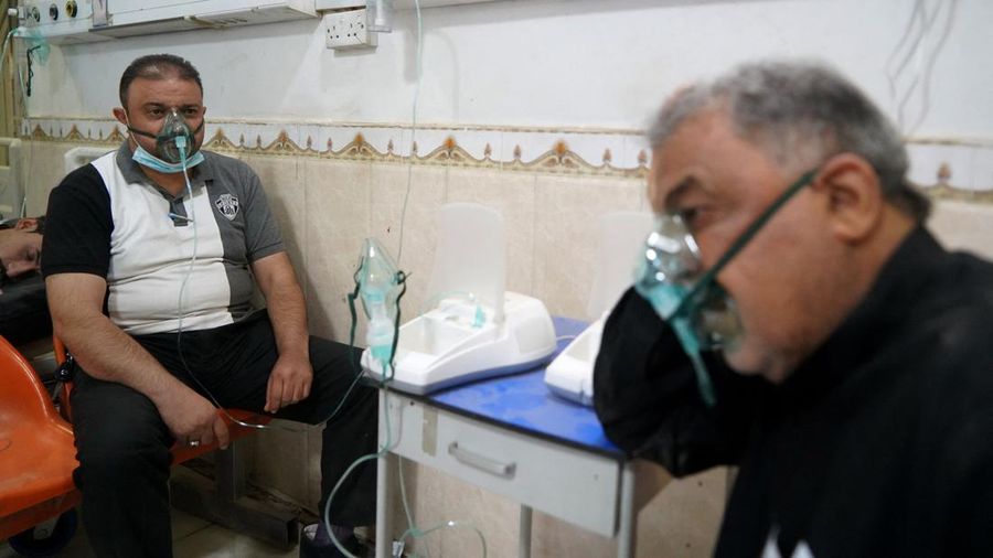 Lebih dari 1.000 orang warga Irak dilarikan ke rumah sakit karena penyakit pernapasan karena badai pasir yang terjadi. (REUTERS/AHMED SAAD)