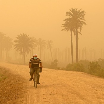Badai Pasir Menghantam Irak, Potrenya Bikin Sesak
