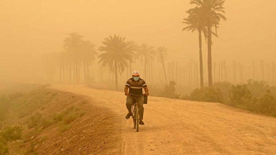 Baghdad dan wilayah barat Anbar mengalami badai debu yang memenuhi langit. (AFP via Getty Images/HUSSEIN FALEH)
