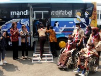Dukung Komunitas Disabilitas, Bank Mandiri Beri Bus ke YPAC