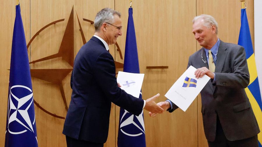 Finlandia dan Swedia mengajukan aplikasi mereka untuk NATO keanggotaan pada 18 Mei 2022 dan konsultasi sedang berlangsung antara Sekutu untuk mengangkat oposisi Turki terhadap integrasi kedua negara Nordik ke dalam Aliansi. (JOHANNA GERON/POOL/AFP via Getty Images)